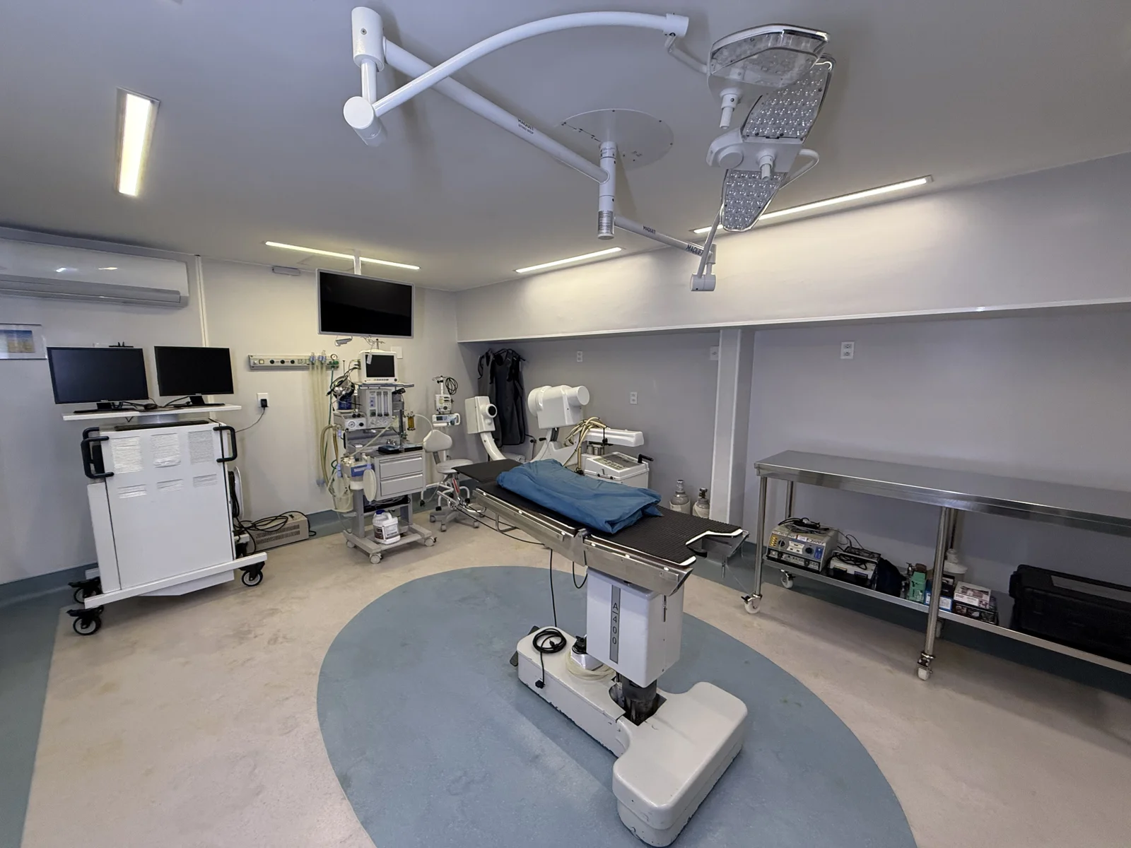 Sala de exames de imagem da Ortotec com mesa cirúrgica e equipamentos de radiologia