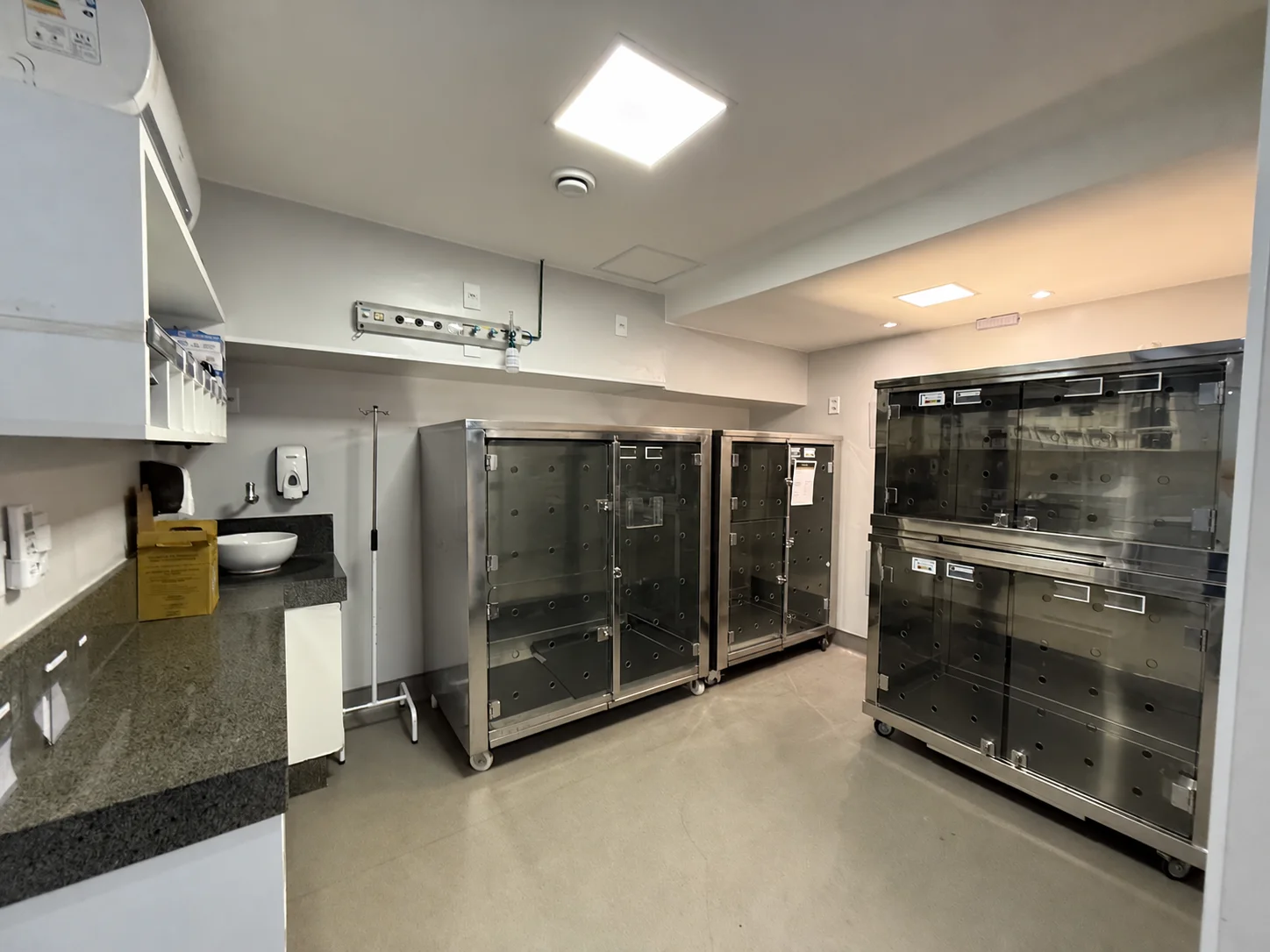 Sala de internação da Ortotec com baias de inox para pacientes em recuperação