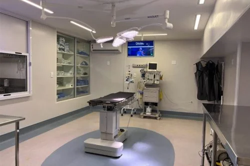 Sala com equipamento de imagem na Ortotec